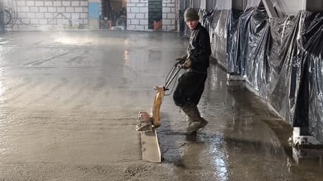 Топпинговый пол, цех в Узловском районе — Уплотняем бетон виброрейкой
