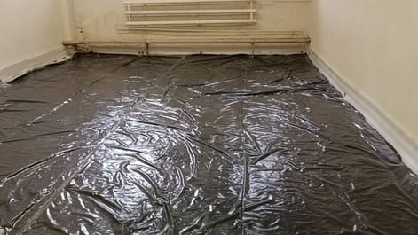 Топпинговый пол, склад в Москве — Уложили плёнку; вдоль стен закрепили демпферную ленту