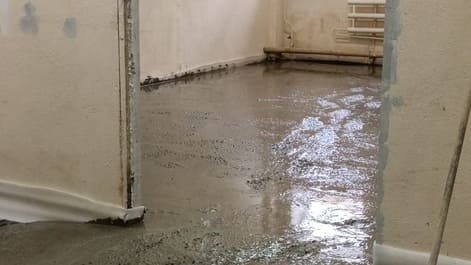 Топпинговый пол, склад в Москве — Началась заливка