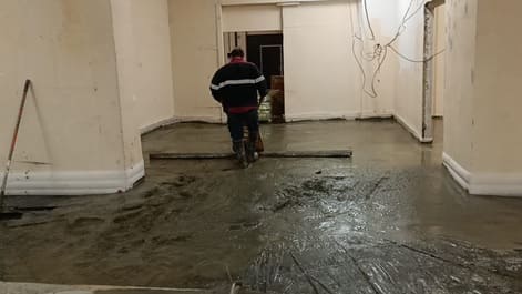 Топпинговый пол, склад в Москве — Уплотнение бетона виброрейкой