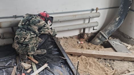 Топпинговый пол, склад в Балашихе — Установка уголка по периметру приямка
