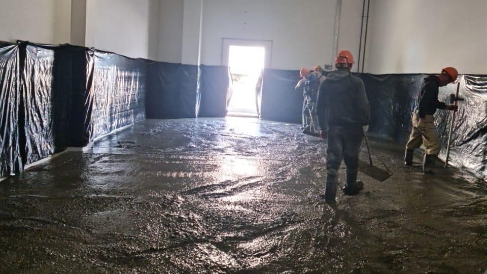 Топпинговый пол, склад в Балашихе — Заливка двух комнат первого этажа