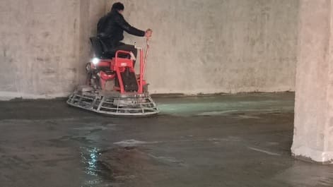 Топпинговый пол, гараж в Подольске — Обработка поверхности затирочной машиной