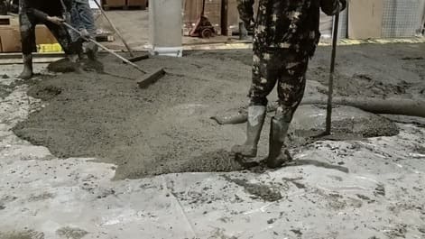 Топпинговый пол, склад в Москве — Началась заливка