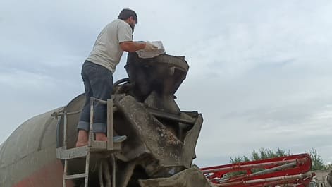 Топпинговый пол, склад в Щёлкове — Загрузка фибры в миксер с бетоном