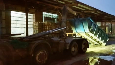 Разгрузка контейнера под вывоз мусора